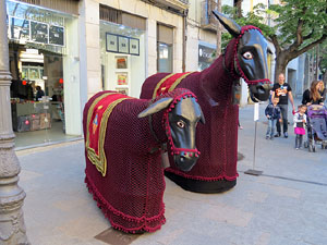 Festes de Primavera de Girona 2016. Cercavila de mulasses amb la Mula Baba i les Mulasses de Vilanova i la Geltrú