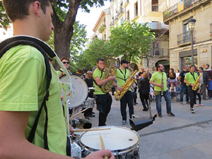 Festes de Primavera de Girona 2016. Cercavila de mulasses amb la Mula Baba i les Mulasses de Vilanova i la Geltrú