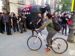 Festes de Primavera de Girona 2016. Cercavila de mulasses amb la Mula Baba i les Mulasses de Vilanova i la Geltrú