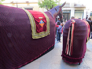 Festes de Primavera de Girona 2016. Cercavila de mulasses amb la Mula Baba i les Mulasses de Vilanova i la Geltrú