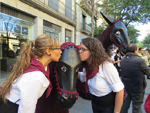 Festes de Primavera de Girona 2016. Cercavila de mulasses amb la Mula Baba i les Mulasses de Vilanova i la Geltrú