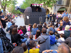 Festes de Primavera de Girona 2016. Cercavila de mulasses amb la Mula Baba i les Mulasses de Vilanova i la Geltrú