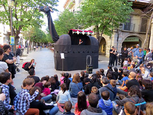 Festes de Primavera de Girona 2016. Cercavila de mulasses amb la Mula Baba i les Mulasses de Vilanova i la Geltrú