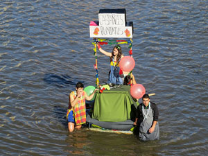 Fires 2015. Quarta baixada d'andr&ograve;mines per l'Onyar