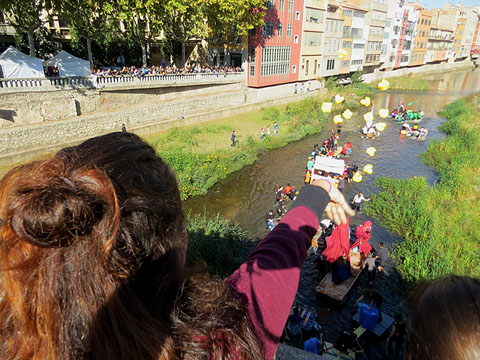 Llançament d'aneguets de plàstic des del Pont de Pedra