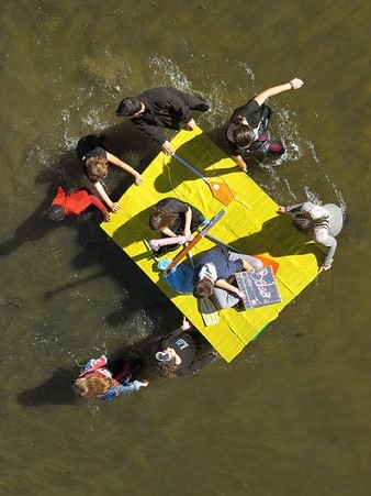 Pas per sota el pont de les Peixateries Velles