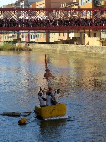 Pas per sota el pont de les Peixateries Velles