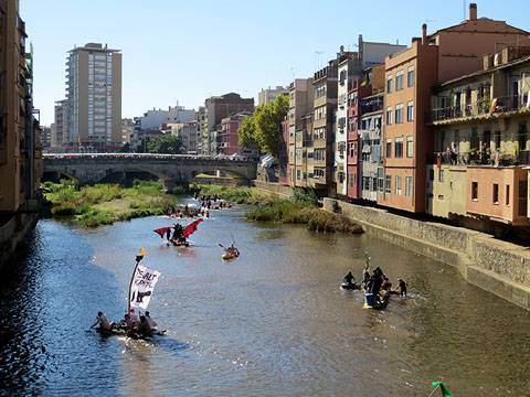 Tornada de les andròmines al Pont de Pedra