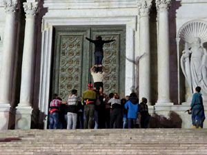 Fires 2015. Assaig de pilar de 4 a les escales de la Catedral pels Marrecs de Salt