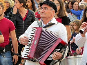 Fires 2015. Cercavila d'inici de Fires amb Fal·lera Gironina, els gegants de Santa Eugènia, els gegants de l'Esquerra del Ter, la Mula Baba i la Girona Marxing Band