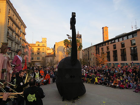 Fires 2015. Cercavila d'inici de Fires amb Fal·lera Gironina, els gegants de Santa Eugènia, els gegants de l'Esquerra del Ter, la Mula Baba i la Girona Marxing Band