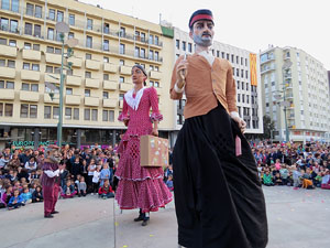 Fires 2015. Cercavila d'inici de Fires amb Fal·lera Gironina, els gegants de Santa Eugènia, els gegants de l'Esquerra del Ter, la Mula Baba i la Girona Marxing Band