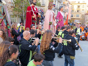 Fires 2015. Cercavila d'inici de Fires amb Fal·lera Gironina, els gegants de Santa Eugènia, els gegants de l'Esquerra del Ter, la Mula Baba i la Girona Marxing Band