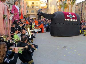 Fires 2015. Cercavila d'inici de Fires amb Fal·lera Gironina, els gegants de Santa Eugènia, els gegants de l'Esquerra del Ter, la Mula Baba i la Girona Marxing Band