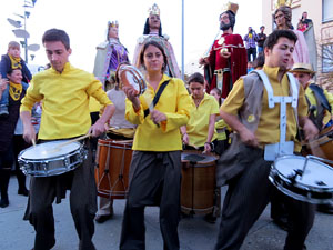 Fires 2015. Cercavila d'inici de Fires amb Fal·lera Gironina, els gegants de Santa Eugènia, els gegants de l'Esquerra del Ter, la Mula Baba i la Girona Marxing Band