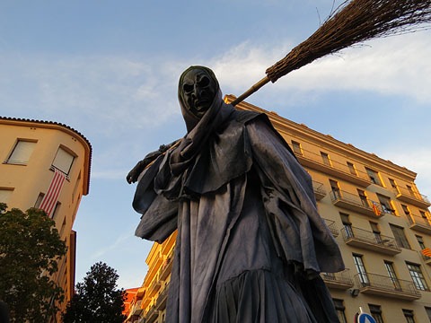 La Bruixa de la Catedral, durant la cercavila, a la plaça de la Constitució