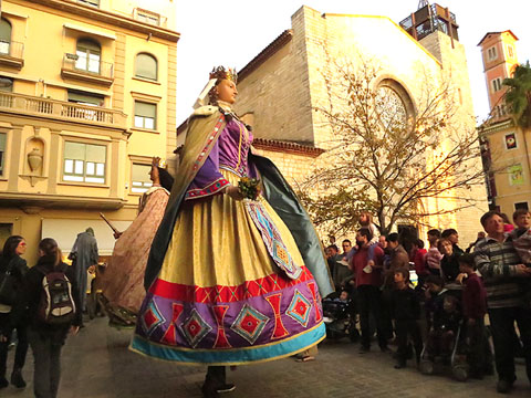 La geganta Àngels, la reina, ballant a la plaça de Santa Susanna durant la cercavila