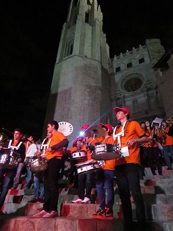 Actuació de les formacions a la plaça de Sant Feliu