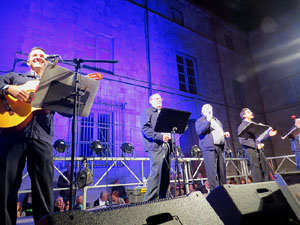 Fires 2015. Cantada d'Havaneres pel grup Terra Endins a les escales de la Catedral