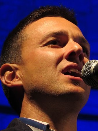 Actuació del grup Terra Endins a les escales de la Catedral