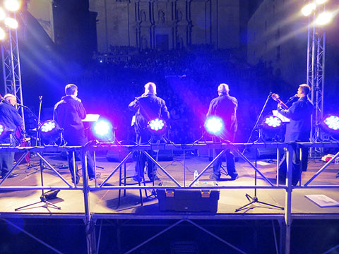 Actuació del grup Terra Endins a les escales de la Catedral
