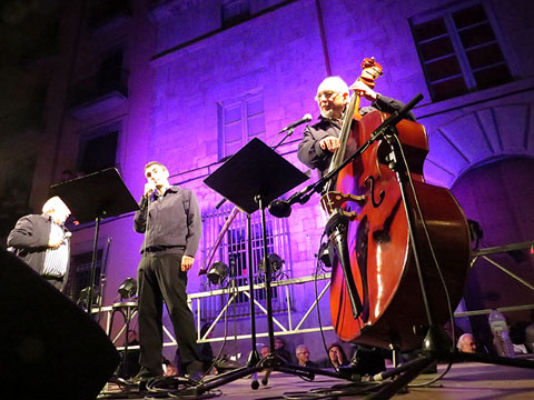 Actuació del grup Terra Endins a les escales de la Catedral