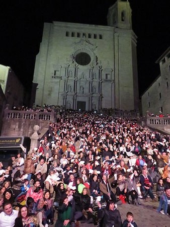 Actuació del grup Terra Endins a les escales de la Catedral