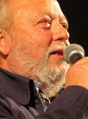 Actuació del grup Terra Endins a les escales de la Catedral