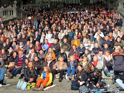 Actuació del grup Terra Endins a les escales de la Catedral
