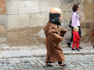 Fires 2015. Passejada pel Barri Vell amb els capgrossos de Girona