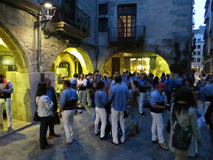 Fires 2015. Els Marrecs de Salt aixequen un pilar a la plaça del Raïm