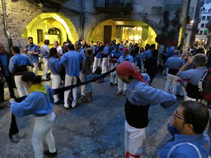 Fires 2015. Els Marrecs de Salt aixequen un pilar a la plaça del Raïm