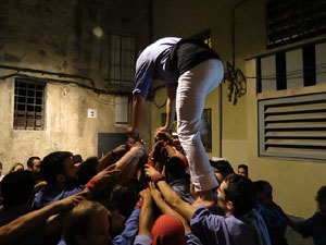 Fires 2015. Els Marrecs de Salt aixequen un pilar a la plaça del Raïm