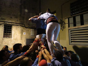 Fires 2015. Els Marrecs de Salt aixequen un pilar a la plaça del Raïm