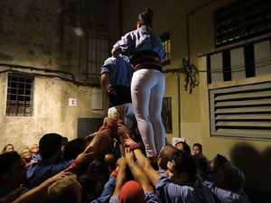 Fires 2015. Els Marrecs de Salt aixequen un pilar a la plaça del Raïm