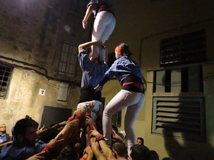 Fires 2015. Els Marrecs de Salt aixequen un pilar a la plaça del Raïm