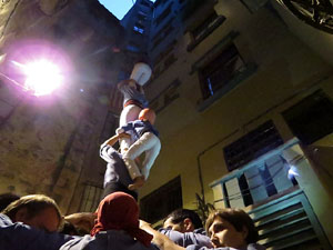 Fires 2015. Els Marrecs de Salt aixequen un pilar a la plaça del Raïm