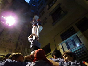 Fires 2015. Els Marrecs de Salt aixequen un pilar a la plaça del Raïm