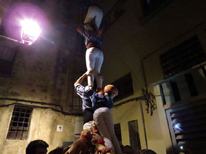 Fires 2015. Els Marrecs de Salt aixequen un pilar a la plaça del Raïm