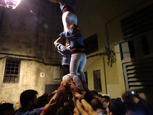 Fires 2015. Els Marrecs de Salt aixequen un pilar a la plaça del Raïm