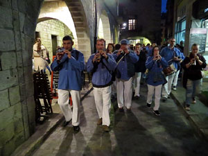 Fires 2015. Els Marrecs de Salt aixequen un pilar a la plaça del Raïm