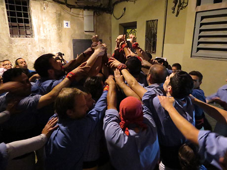 Fires 2015. Els Marrecs de Salt aixequen un pilar a la plaça del Raïm