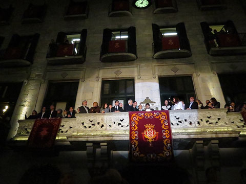 Façana de l'Ajuntament durant la presentació del pregoner