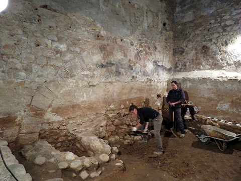 Treball a la base d'una de les tres arcades localitzades