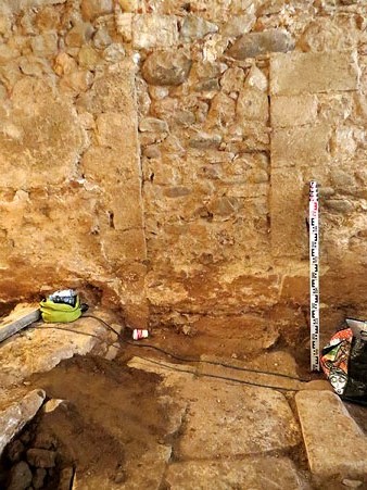 Porta al mur est, a la planta baixa