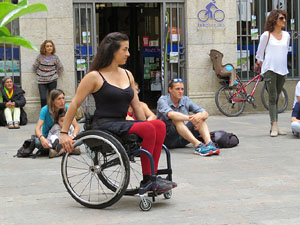 inund'ART 2016. Dansa integrada a la pla&ccedil;a Mercaders amb Miriam Aguilera i Rita Noutel