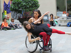 inund'ART 2016. Dansa integrada a la pla&ccedil;a Mercaders amb Miriam Aguilera i Rita Noutel