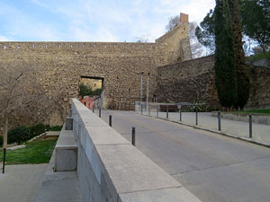 Itinerari de la Muralla. La torre i el portal dels Socors