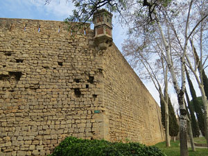 Itinerari de la Muralla. La torre i el portal dels Socors