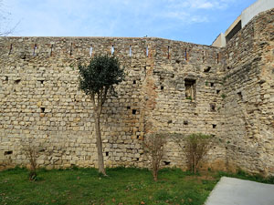 Itinerari de la Muralla. La torre i el portal dels Socors